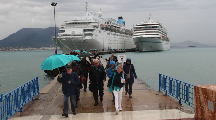 Alanya'ya bir günde iki lüks gemiyle 2 bin turist geldi   