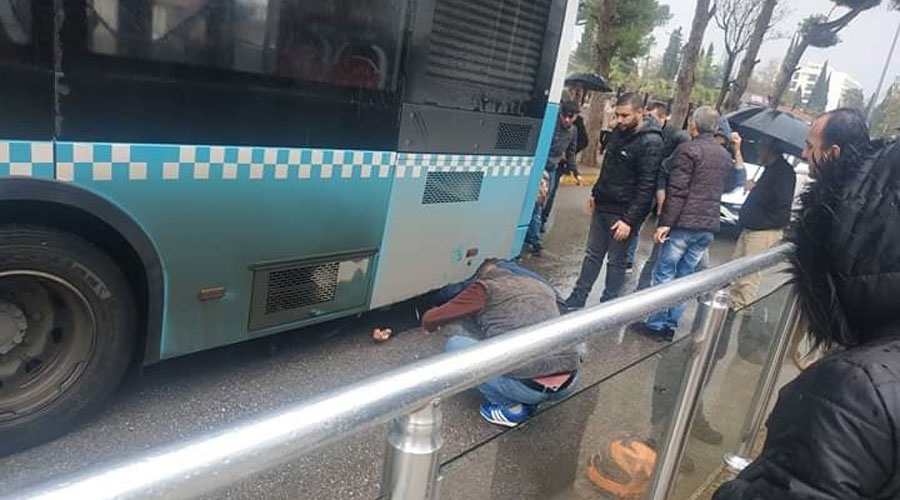 Kayan motosiklet otobüsün altına girdi   