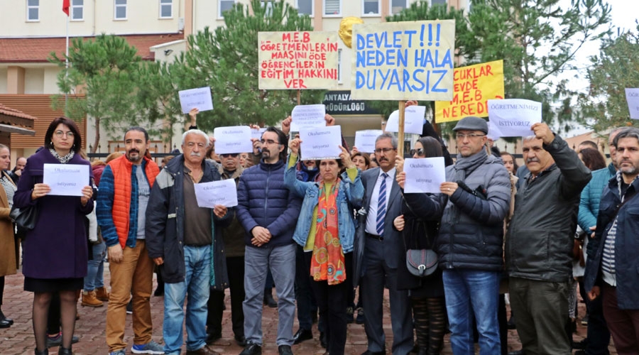 Öğretmenleri işi bırakan kolejin velileri, il milli eğitim müdürlüğü önünde toplandı