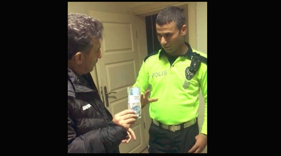 Polis yerde bulduğu 10 bin TL'yi yaka kamerası sayesinde sahibine ulaştırdı