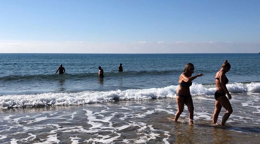 Turistler İncekum Plajının tadını çıkarttı