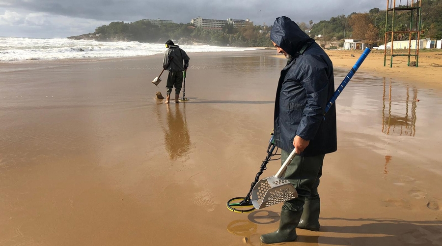Dedektörlerle ekmeklerini sahilden çıkartıyorlar 