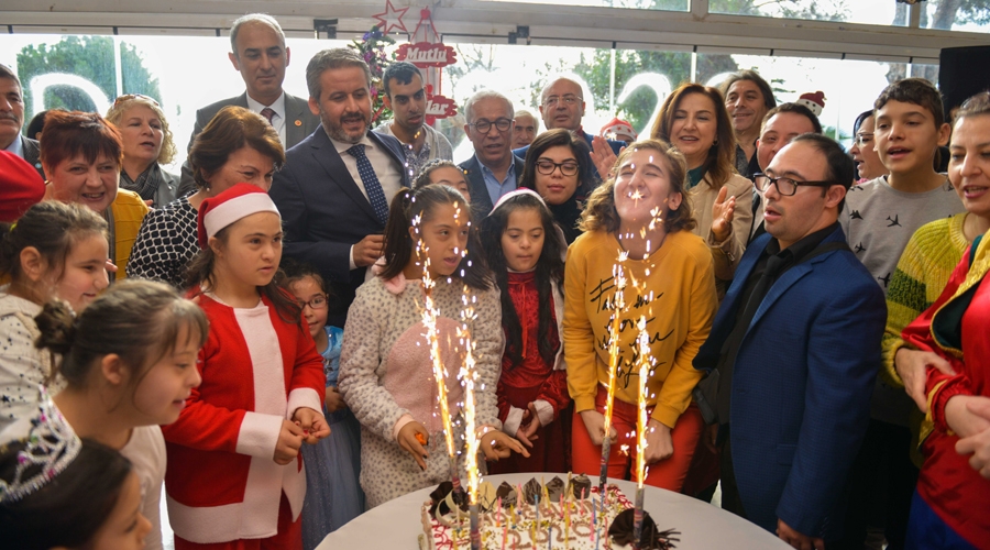 Özel çocukların renkli yılbaşı kutlaması