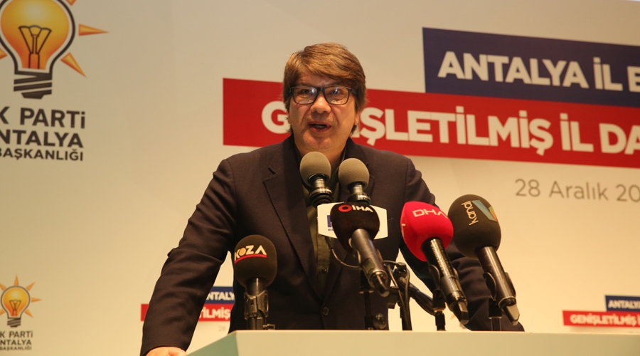 Türel, yeni imajıyla dikkat çekti  