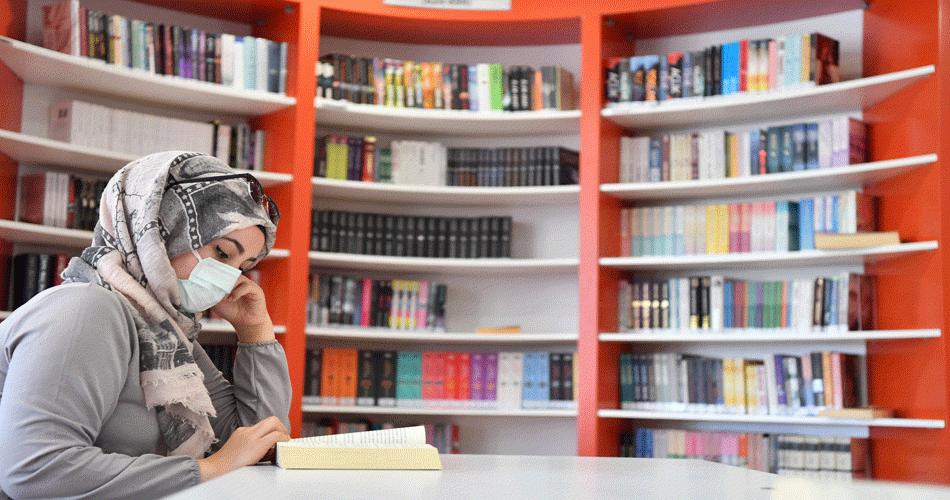 Konyaaltı Belediyesi Kütüphanesi’ne yoğun ilgi