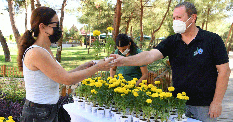Konyaaltı’ndan vatandaşlara 10 bin hediye çiçek