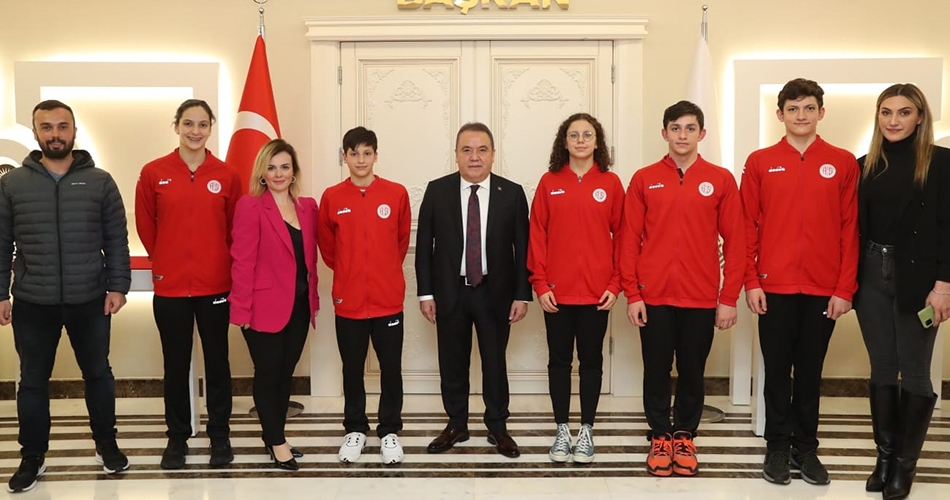 Antalyaspor Yüzme Takımı’ndan Başkan Böcek’e Ziyaret