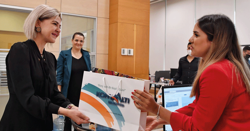 Konyaaltı’nda kadın personele 8 Mart izni