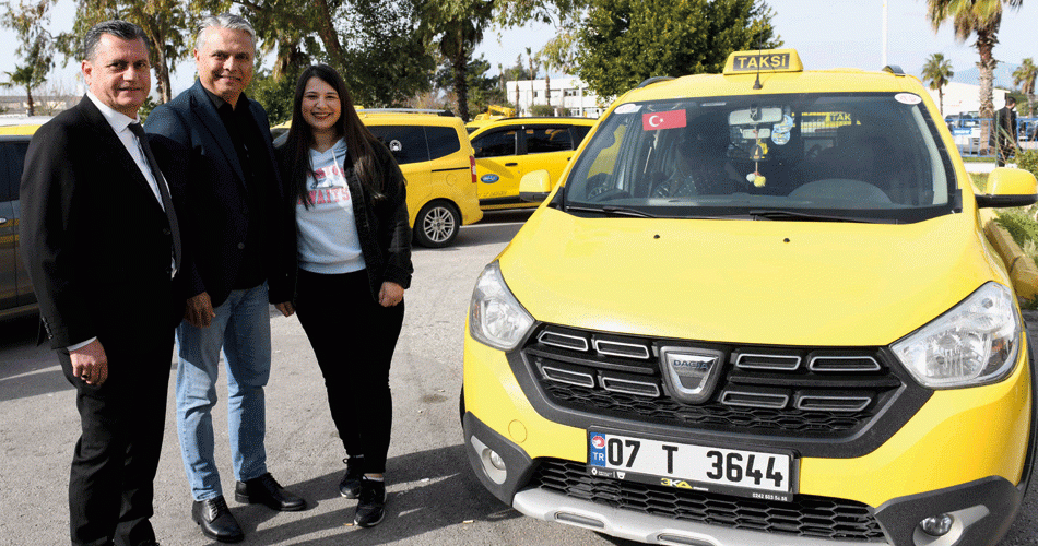 Havalimanı taksinin yüksek lisanslı şoförü 