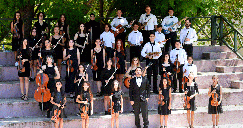 Gençlik orkestrasından seferberlik türküleri