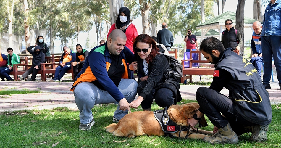 Otizmli bireylere köpekli terapi
